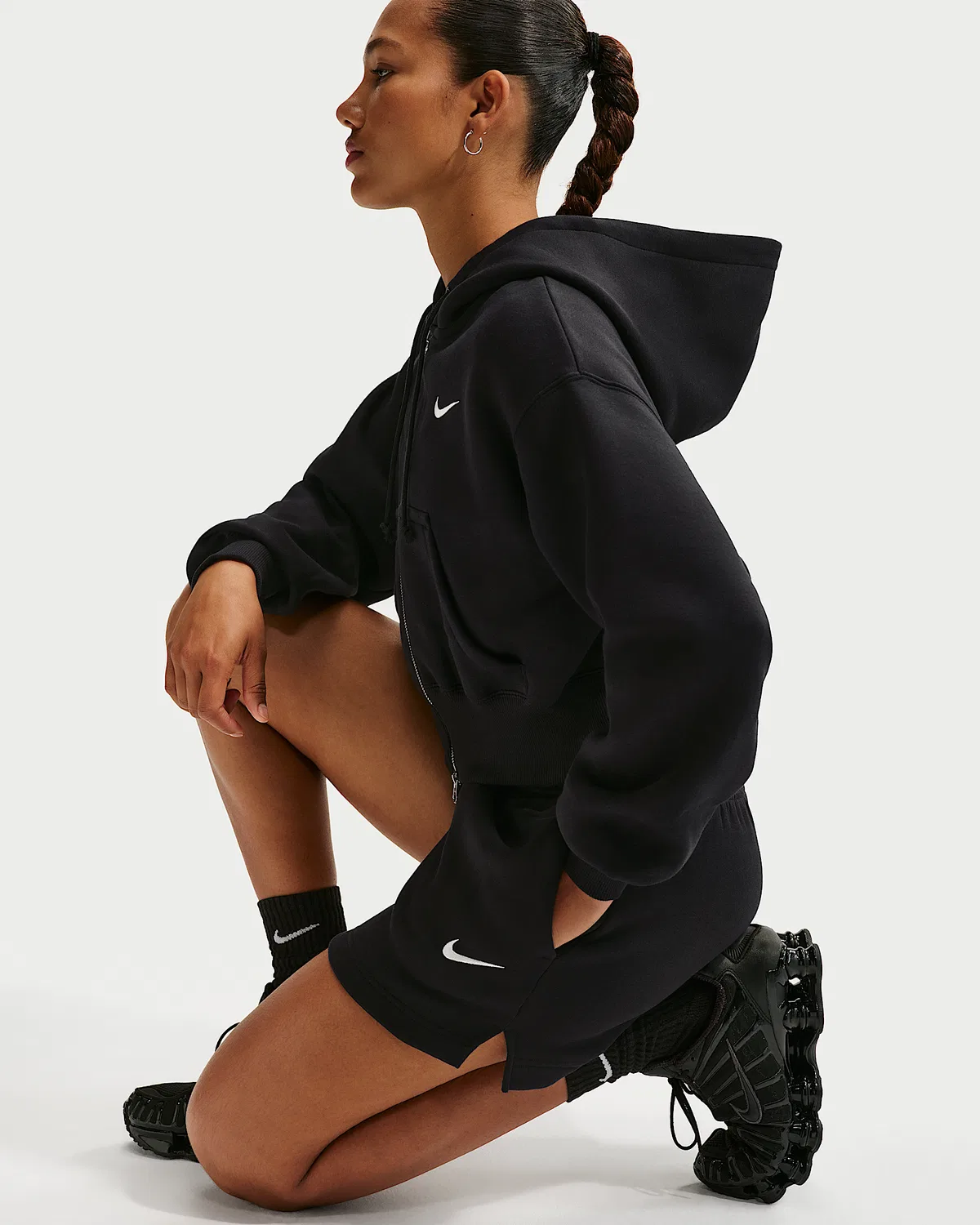 Женские шорты Nike Sportswear Phoenix Fleece со средней посадкой, длина 4", Black/Sail — фото 4