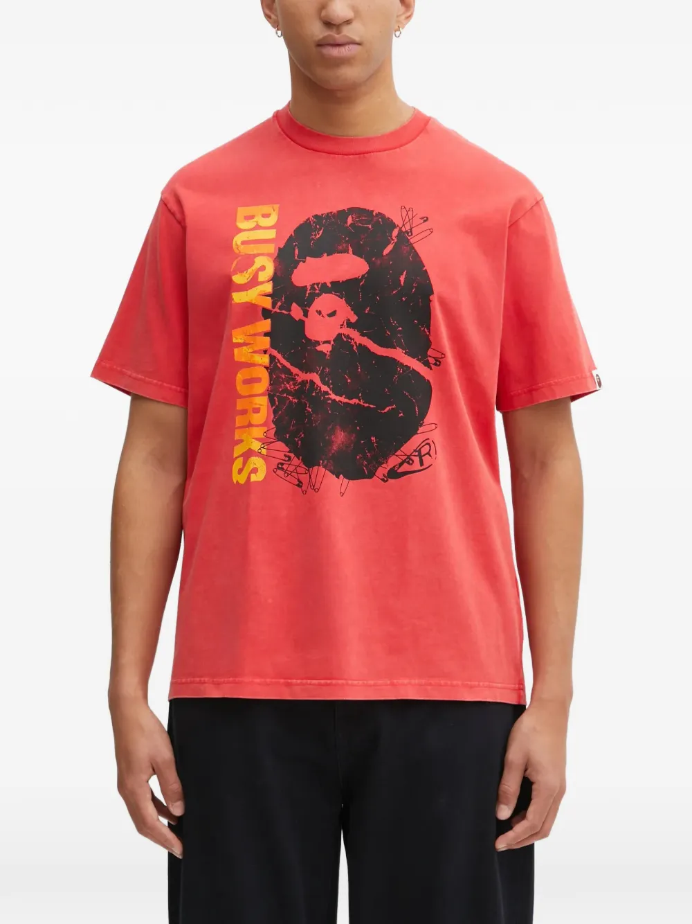 

Футболка с графическим принтом и окрашенная в готовом виде A BATHING APE, красный