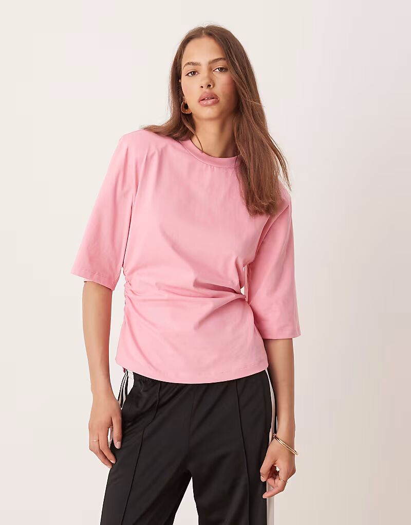 

Базовая футболка с подплечниками и утягивающим поясом ASOS DESIGN розового цвета