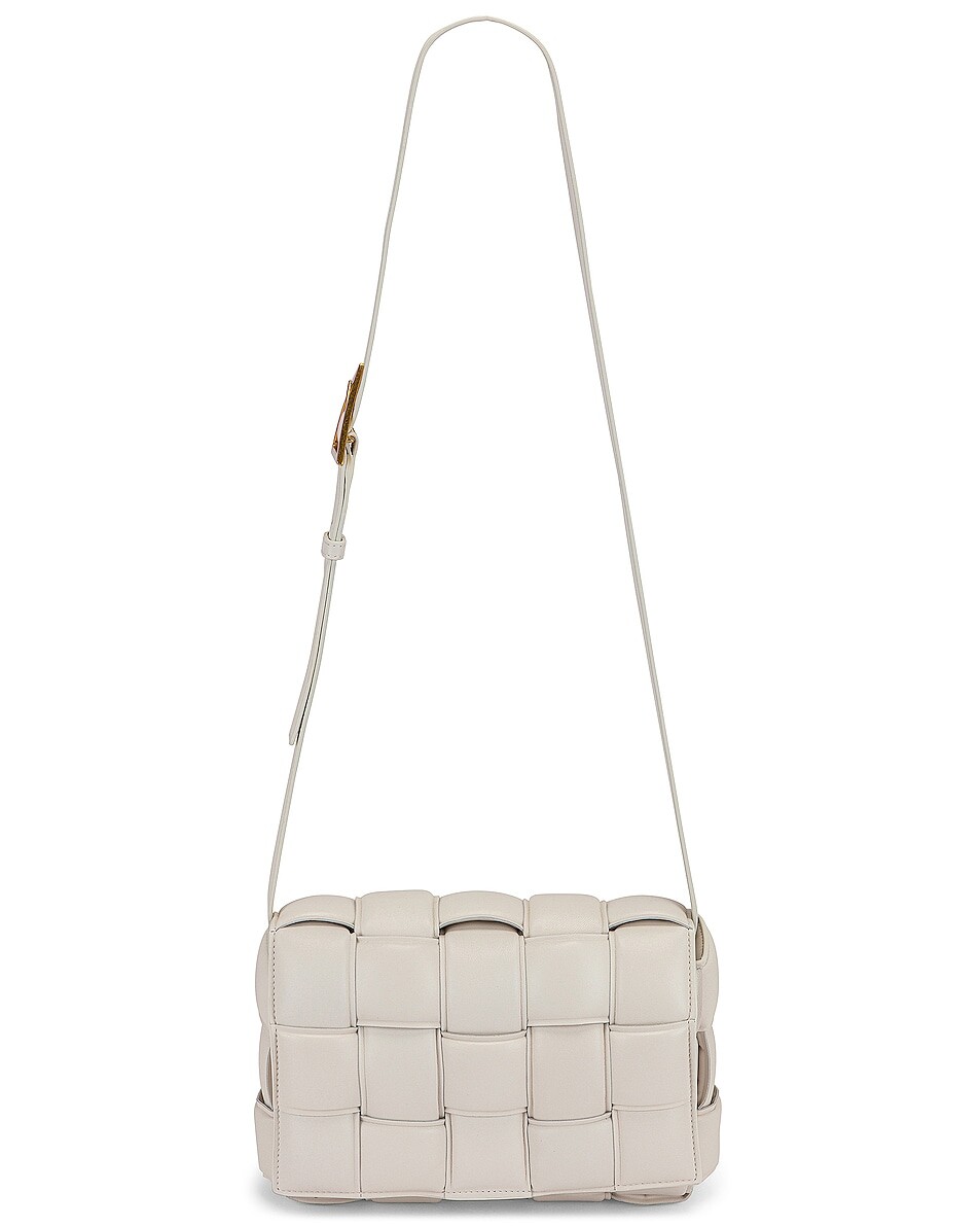 

Сумка кросс-боди Bottega Veneta Padded Cassette, цвет Chalk & Gold