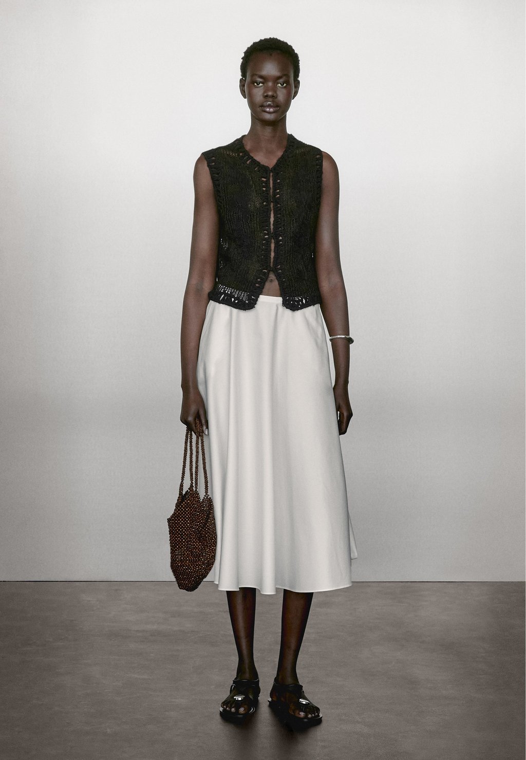 

Жилет WITH EMBROIDERED DETAIL Massimo Dutti, черный