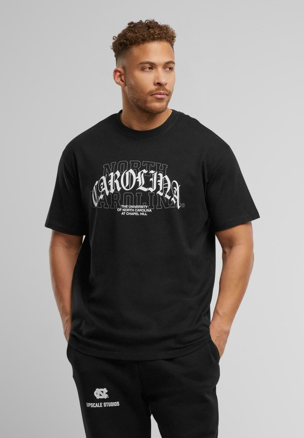 

Футболка с принтом NORTH CAROLINA LACES LOGO Mister Tee, черный