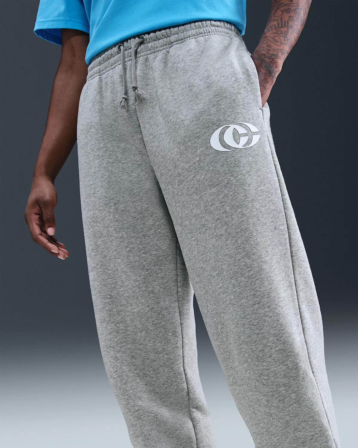 Nike Basketball Phoenix Fleece Pants Caitlin Clark, Dark Grey Heather/White/White — фото 3