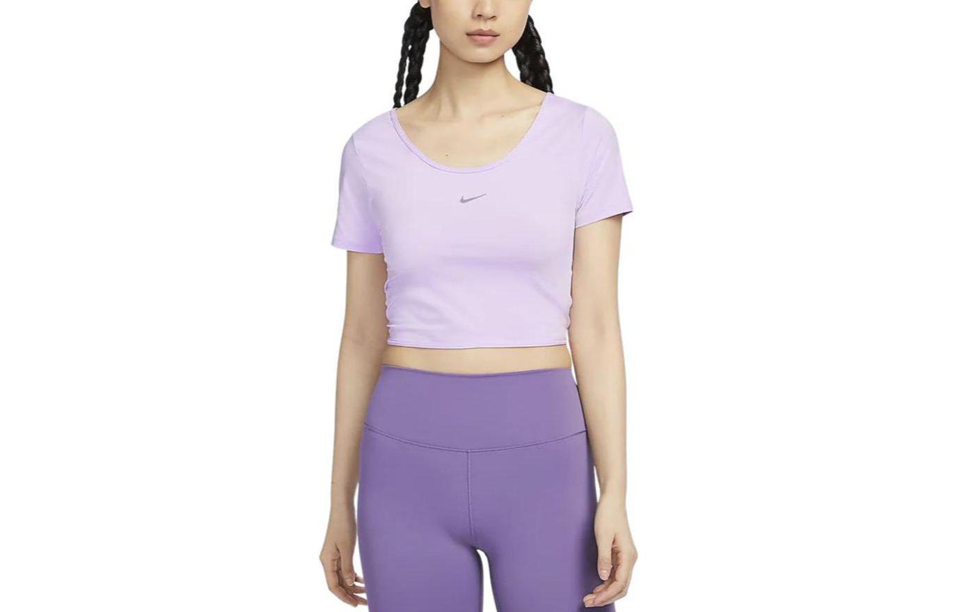 Классический укороченный топ с коротким рукавом и скрученным дизайном Dri-FIT для женщин 'Lilac Bloom' Nike, сиреневый пурпурный красный — фото 2