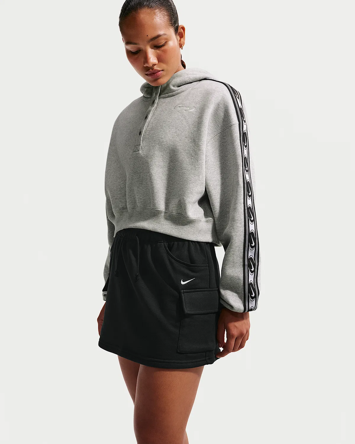 Женская мини-юбка карго со средней посадкой Nike Sportswear Phoenix Fleece, Black/Sail — фото 4