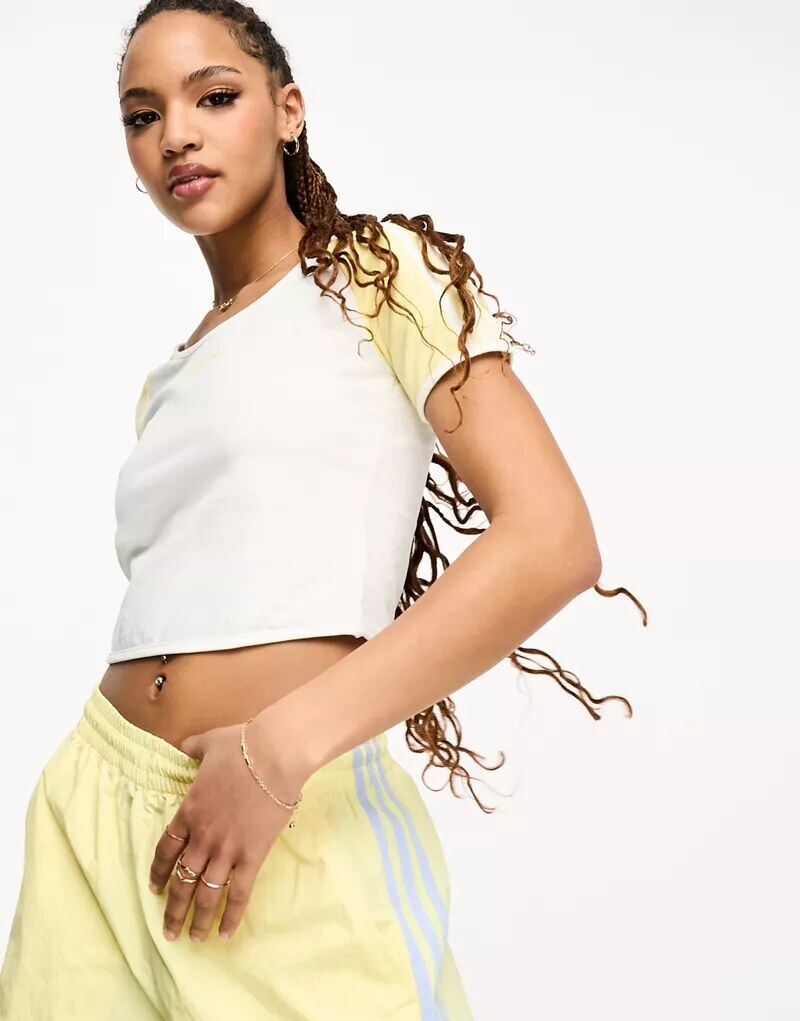 

Бело-желтая футболка для малышей adidas Originals Island Club