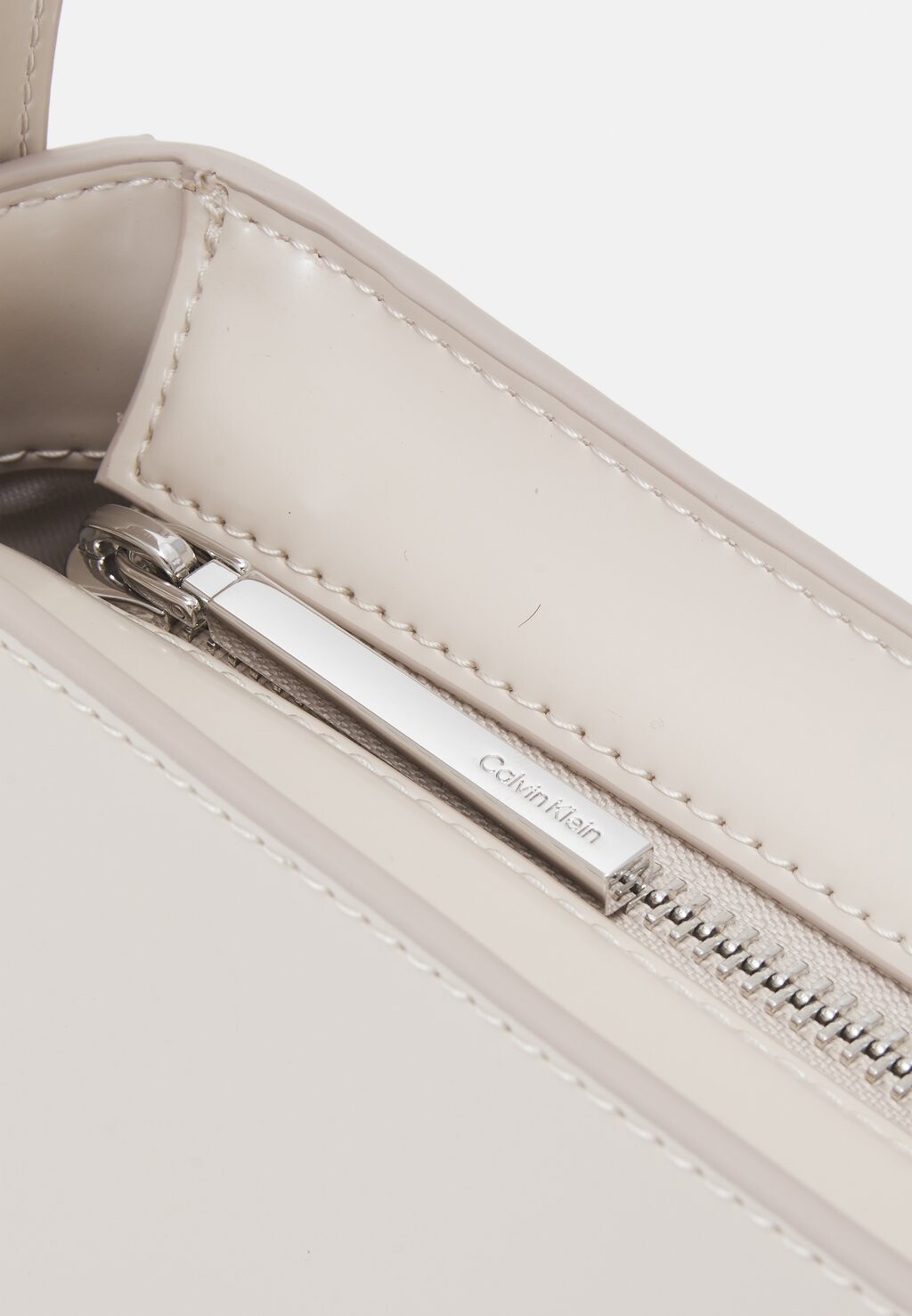 

Сумка REFINED SCULPT BAG SHINY Calvin Klein, слоновая кость