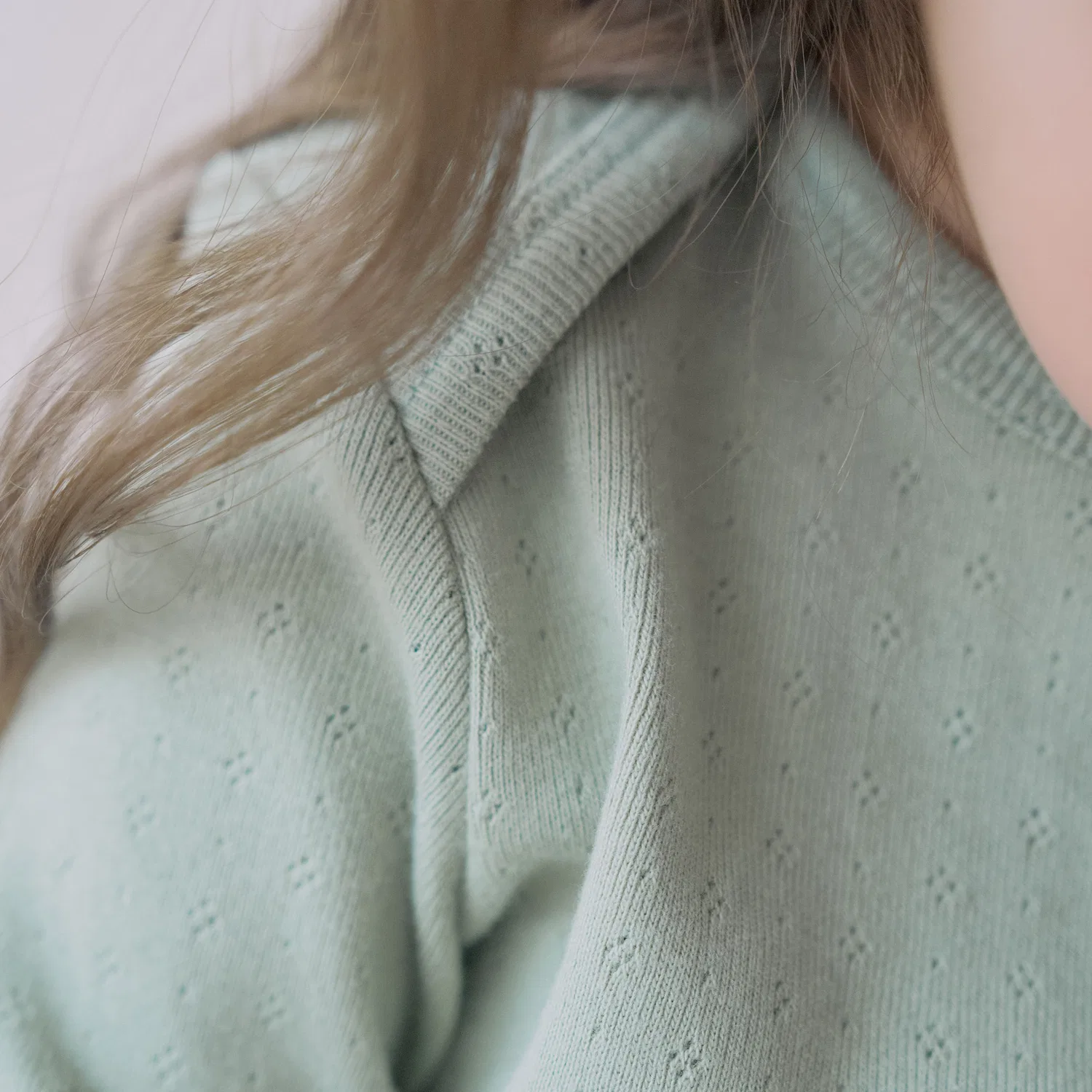 Детская футболка с вырезом Marie Lip-Neck Eyelet, зелёная, от Meri And — фото 4