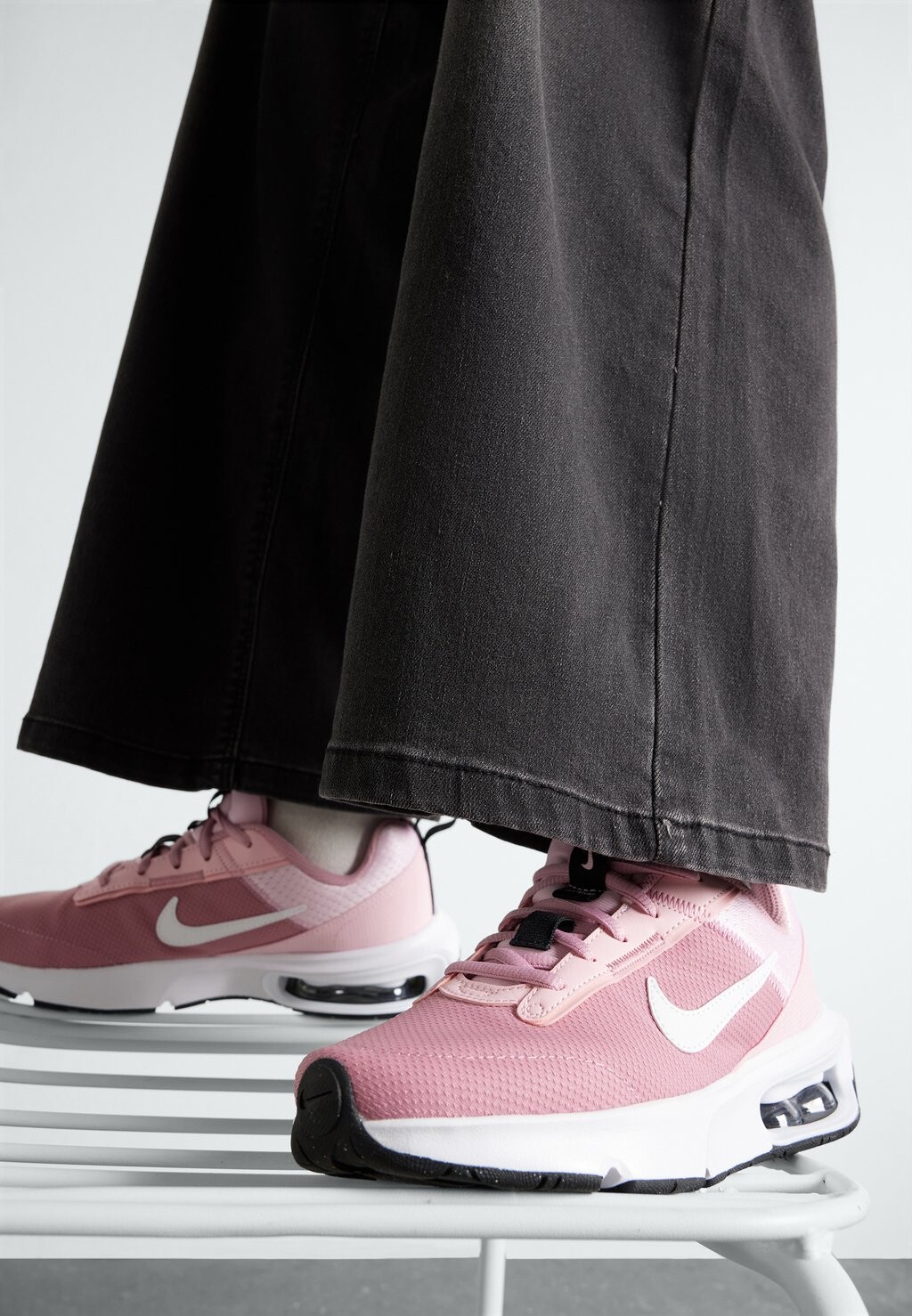

Низкие кроссовки Air Max Intrlk Lite Unisex Nike, цвет pink foam/white/elemental pink/med soft pink