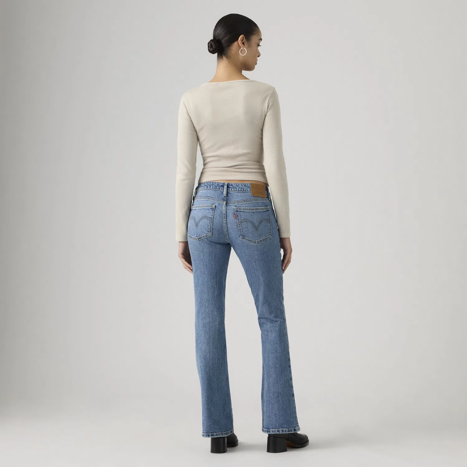 Женские джинсы-клеш с заниженной талией Levi's, Medium Wash — фото 3
