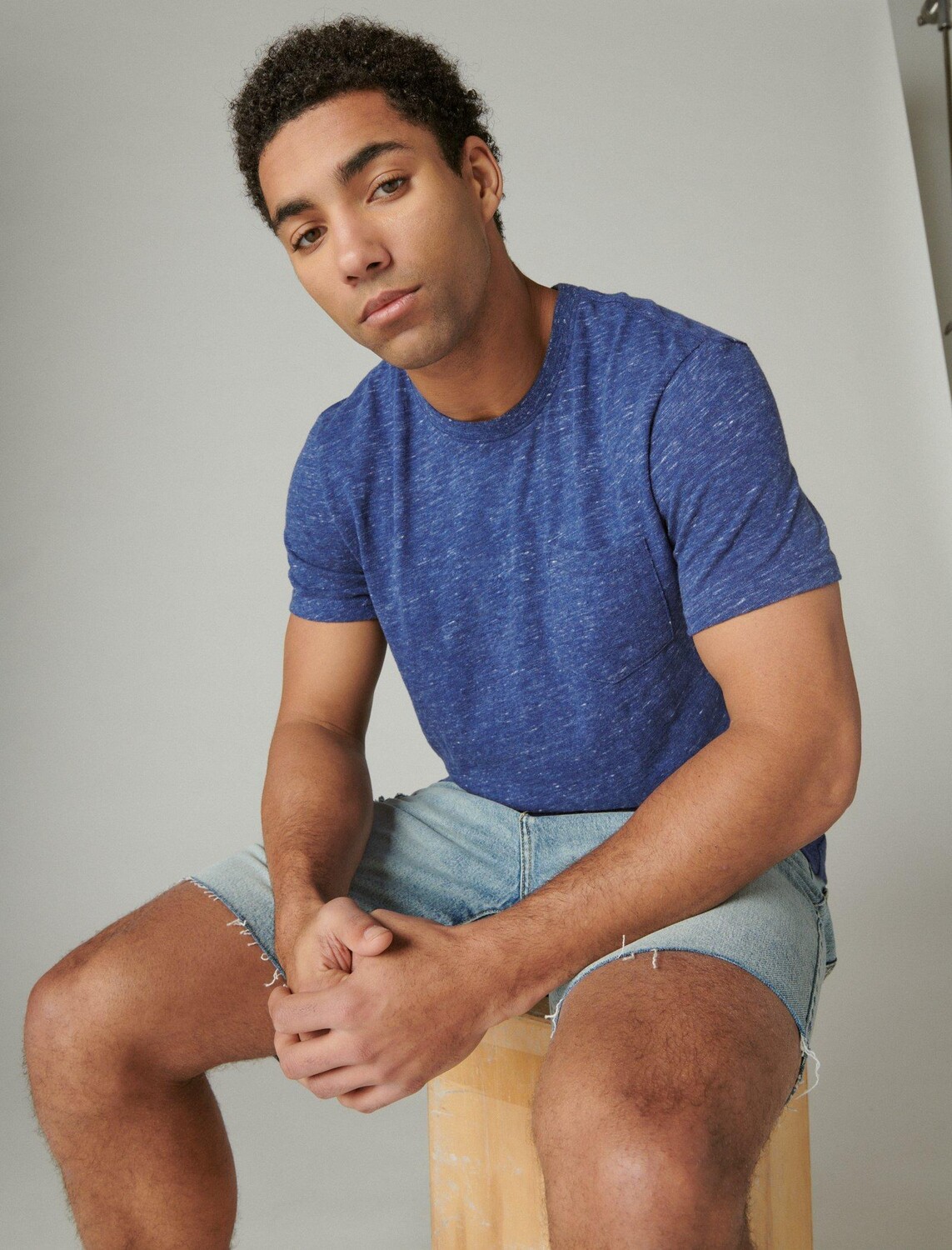 

Мужская льняная футболка Lucky Brand с короткими рукавами и карманами с круглым вырезом, цвет Rinse