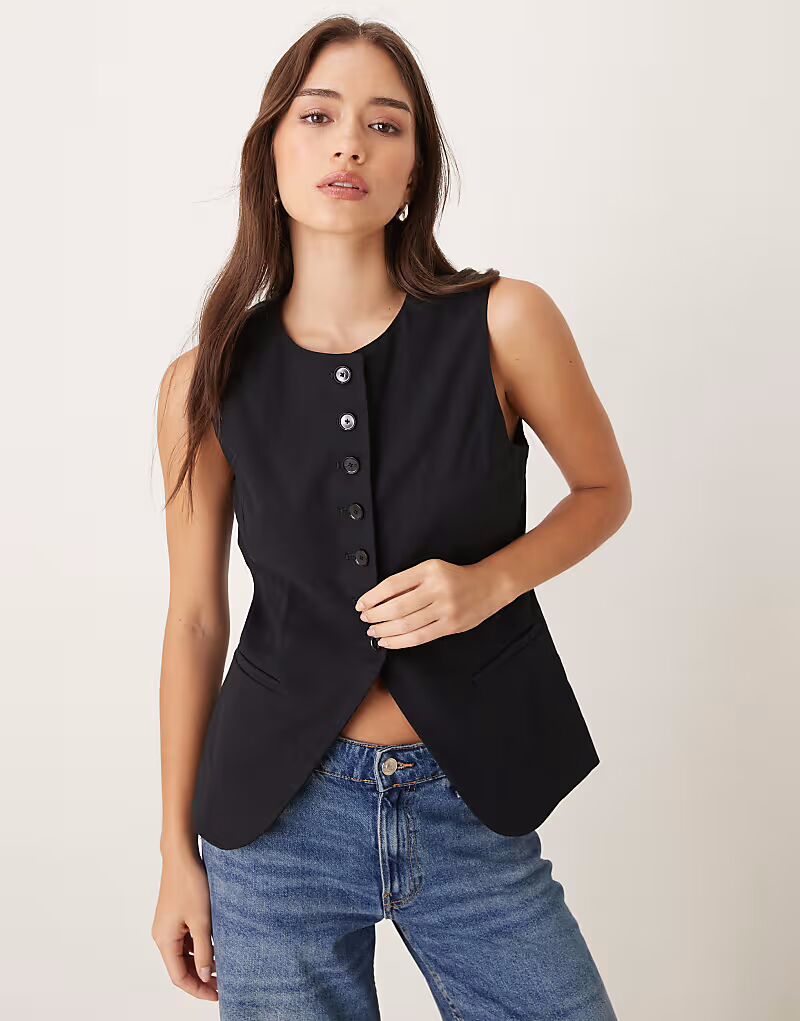 

Жилет с высоким воротом, приталенный в черном цвете Mango