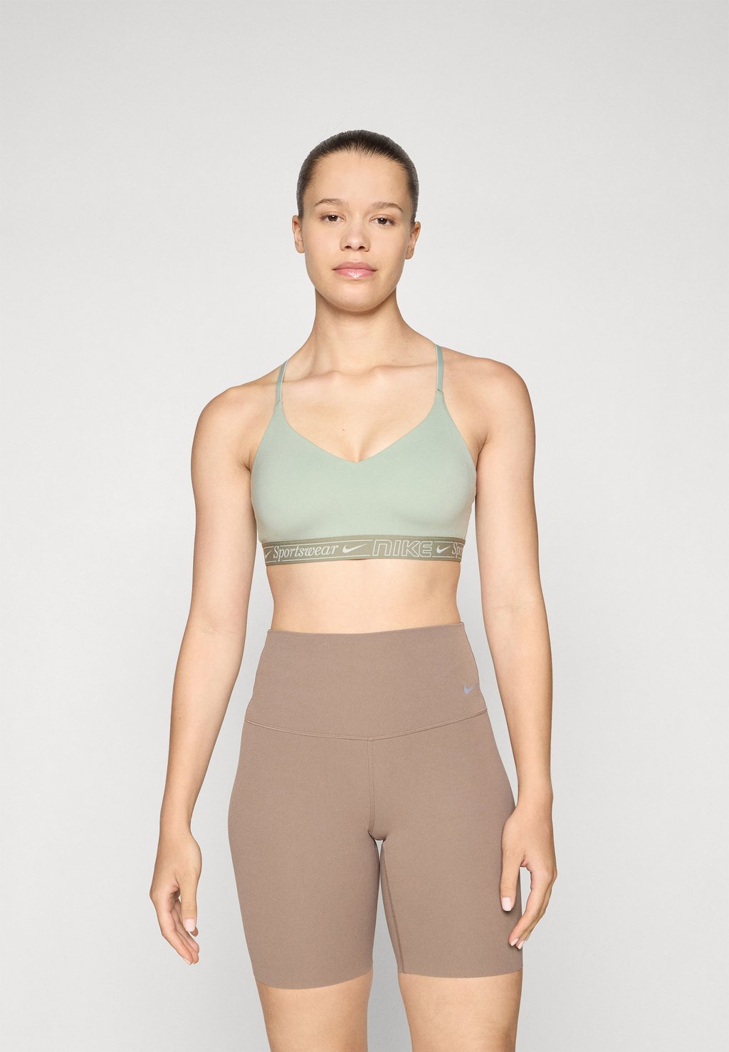 

Спортивный бюстгальтер с легкой поддержкой INDY BRA Nike Performance, хаки