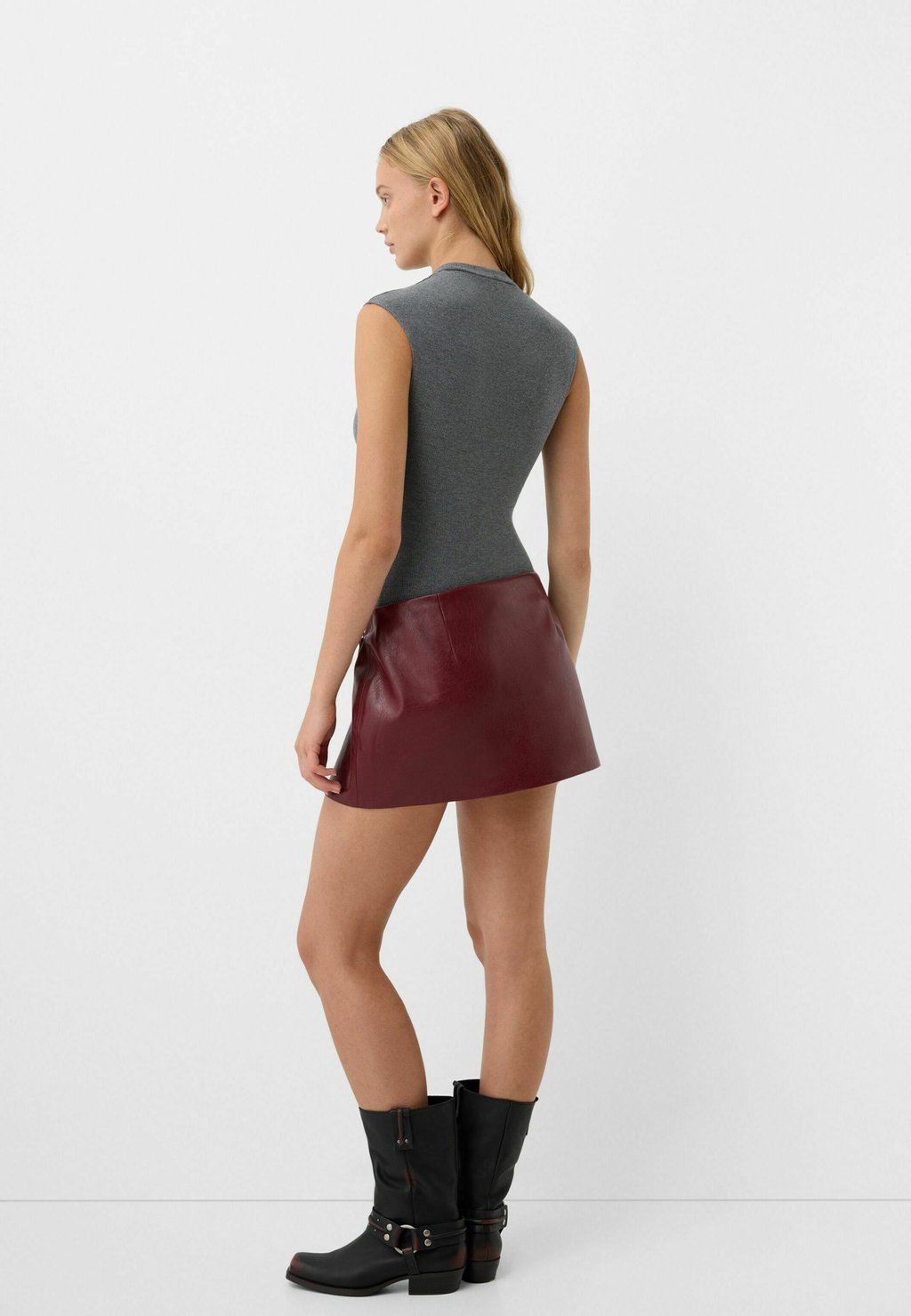 

Топ SLEEVELESS MOCK Bershka, черный