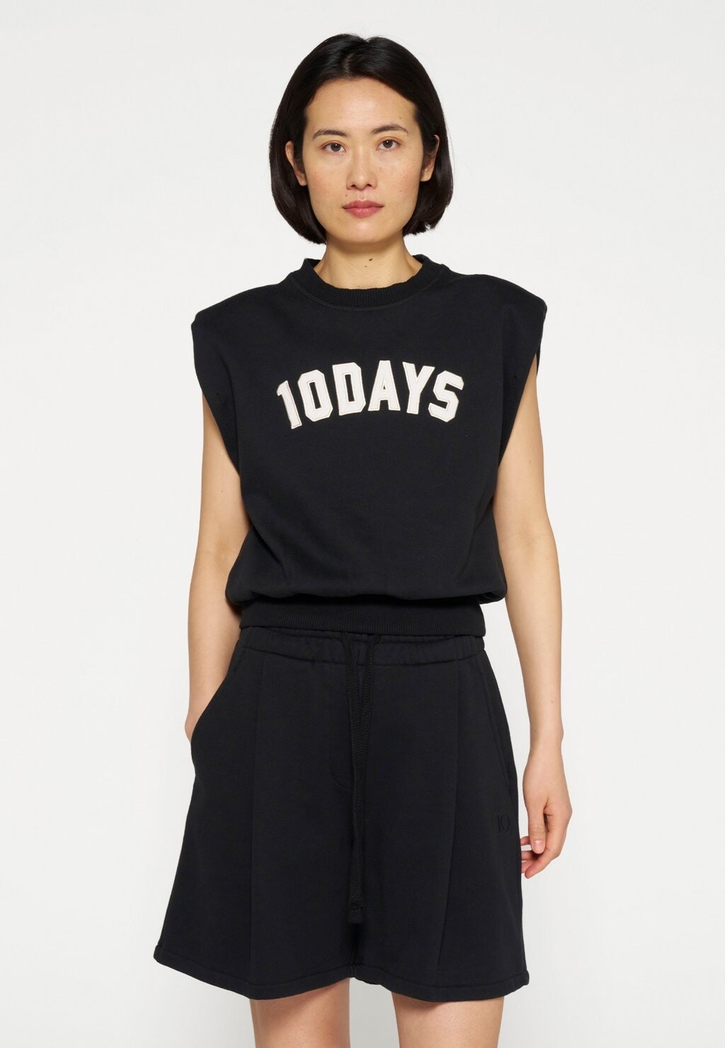 

Принт на футболке SLEEVELESS STATEMENT 10DAYS, черный