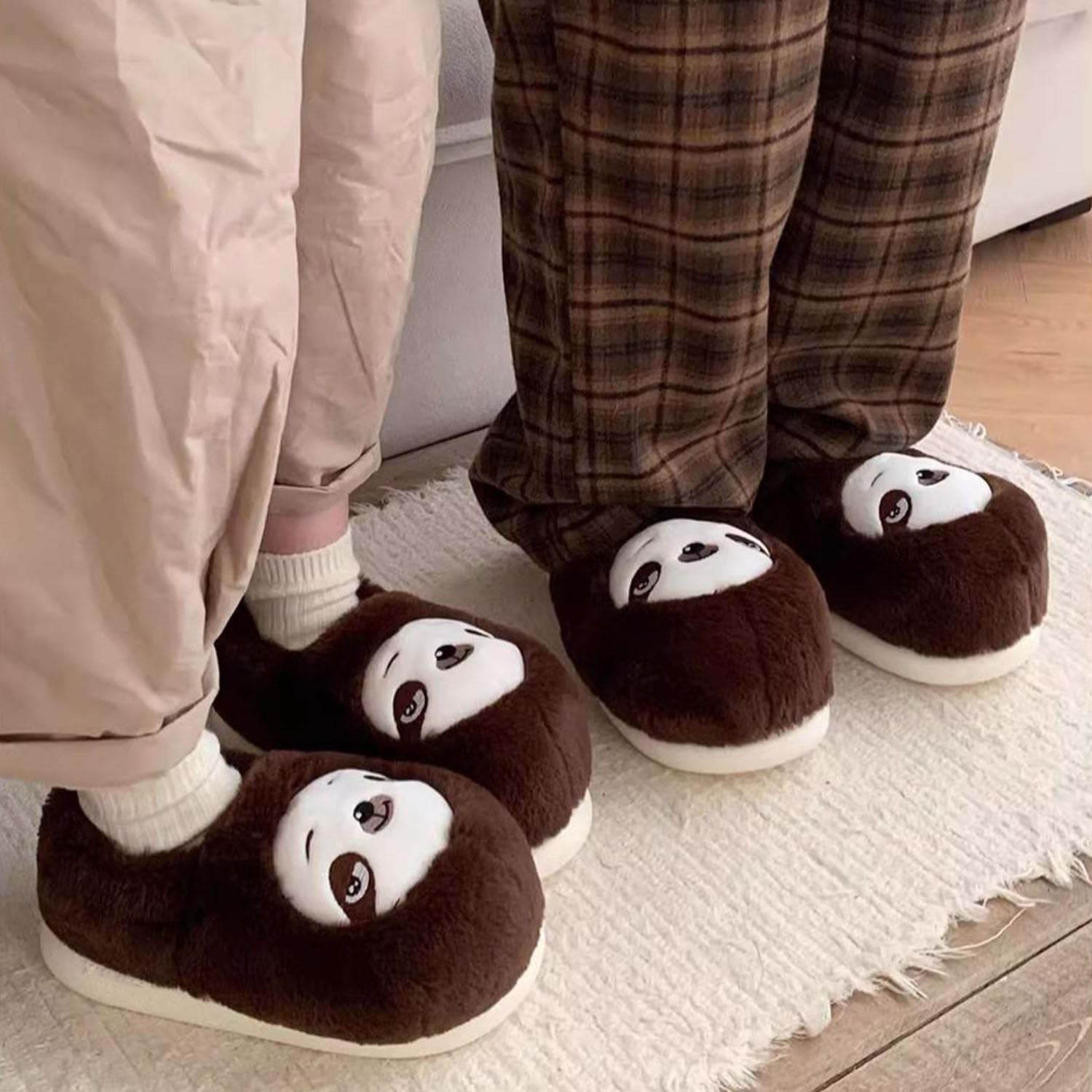 Тапочки Jfxgjuv Koala, милые плюшевые тапочки в виде животных для женщин и мужчин: носорог, енот, ленивец, пингвин, панда, кот. Мягкие тапочки с эффектом памяти, теплые и пушистые для зимы, для дома и улицы, Brown Sloth — фото 4