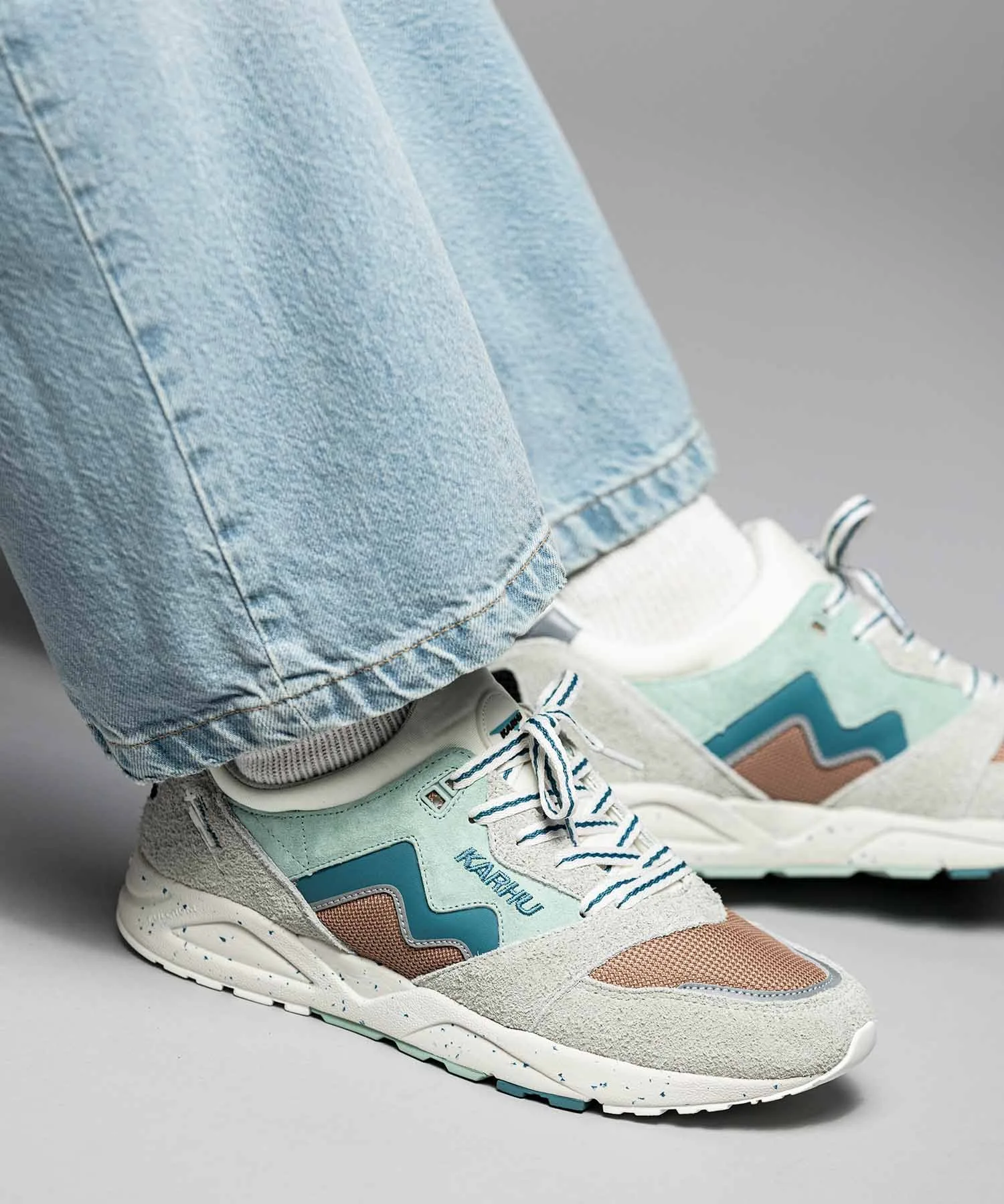 Кроссовки KARHU ARIA 95 с карбоновой вставкой и комфортным верхом светло-синие