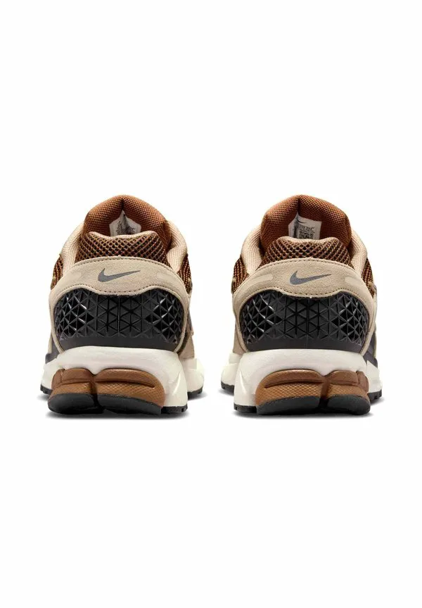 Кроссовки zoom vomero Nike Sportswear, Light British Tan British Khaki Linen Dark Smoke Grey — фото 4