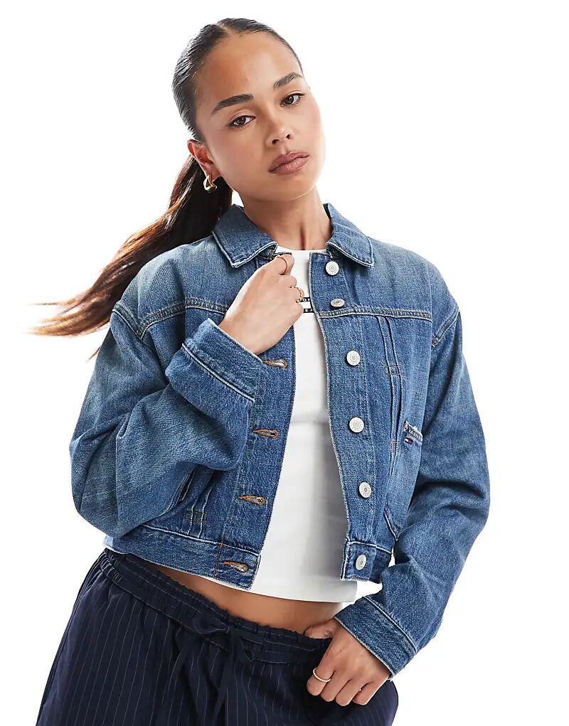 

Джинсовая куртка Tommy Jeans Trucker со складками и вышитыми деталями, средне-синего цвета, Синий, Джинсовая куртка Tommy Jeans Trucker со складками и вышитыми деталями, средне-синего цвета