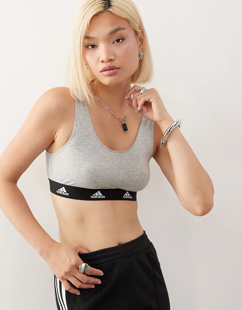 

Укороченный топ из хлопка Adidas Active Comfort светло-серого цвета