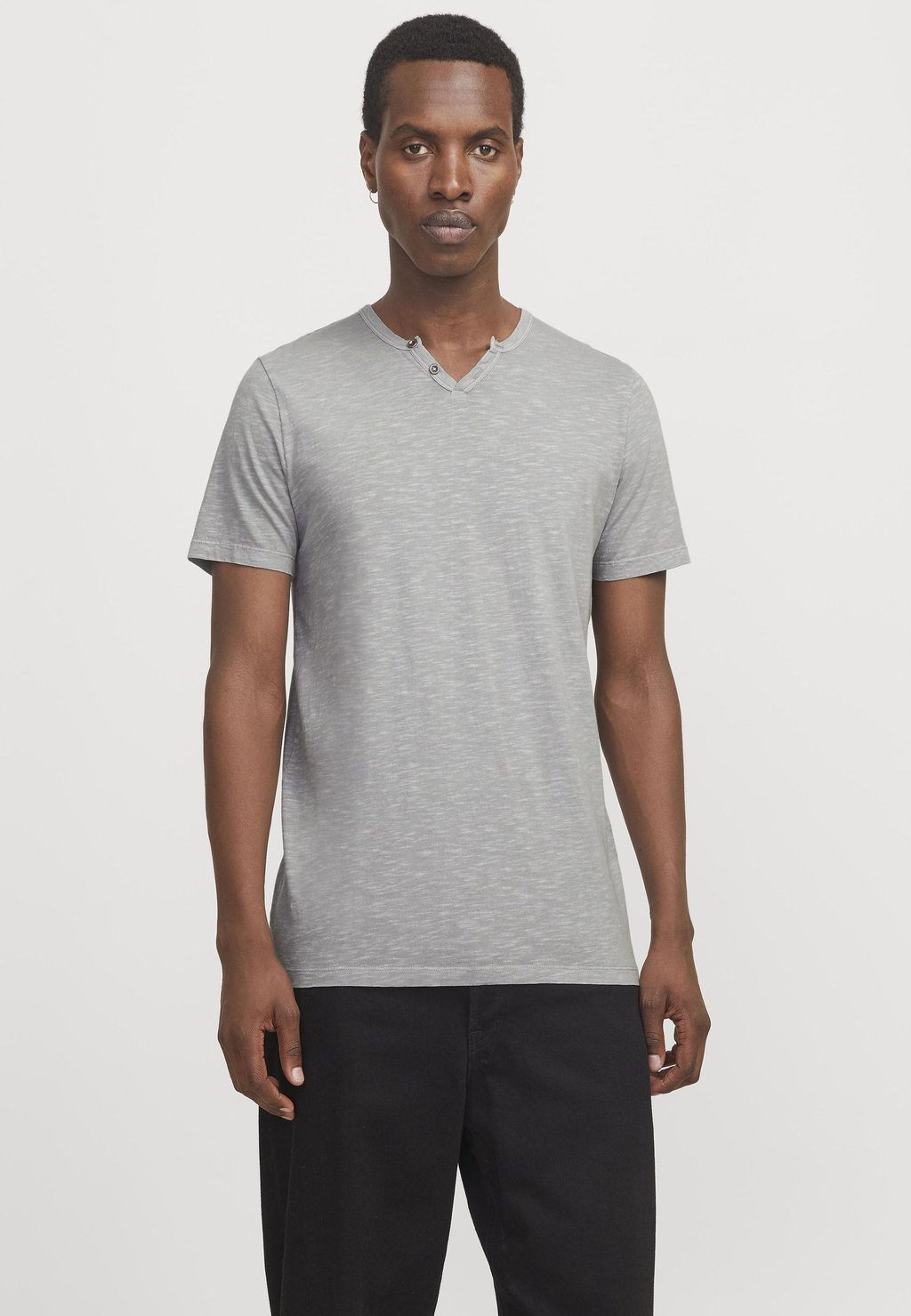 

Базовая футболка JJESPLIT NECK NOOS Jack & Jones, серый