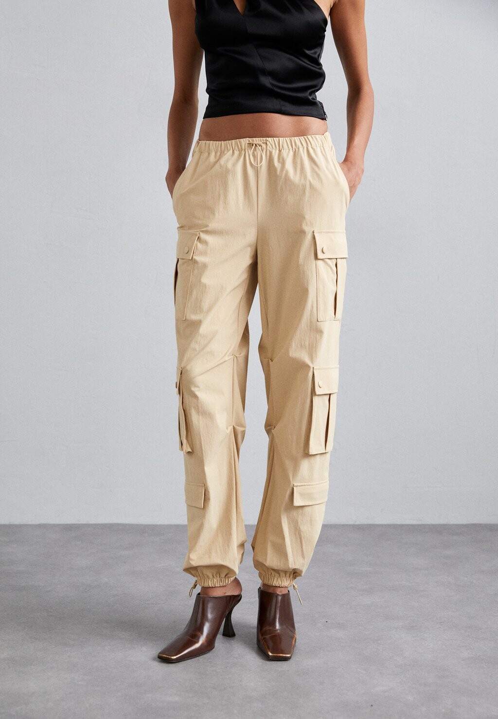 

Брюки-карго SHARA PARACHUTE PANT Alice + Olivia, зеленый