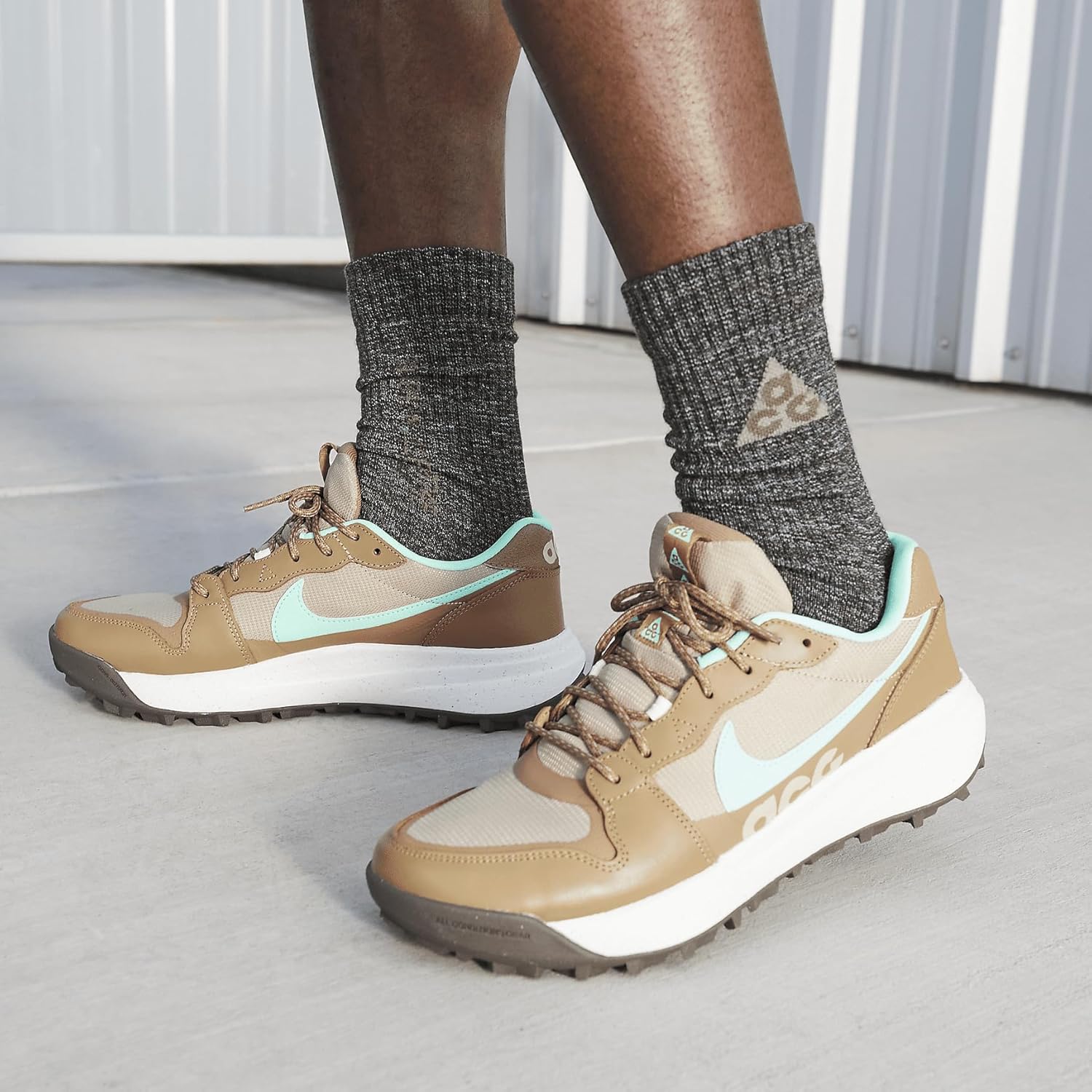Мужские кроссовки Nike ACG Lowcate для пешего туризма, Limestone/Dark Driftwood/Sail/Green Glow — фото 2