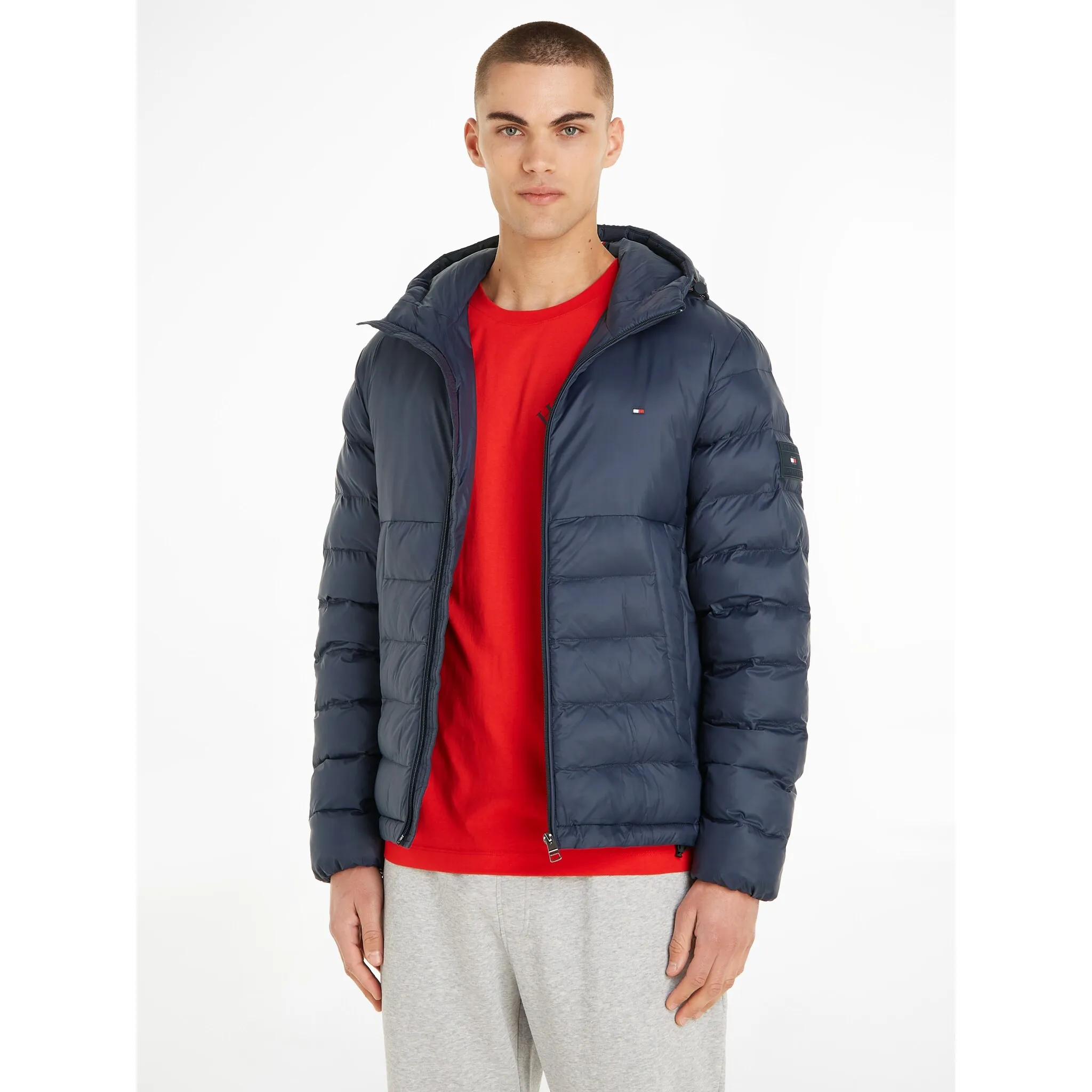

Стеганая куртка Tommy Hilfiger "PACKABLE RECYCLED QUILT HDD JKT", с капюшоном, контрастными полосками на капюшоне, вышивкой флага на груди, рукавах и спине, цвет Desert Sky