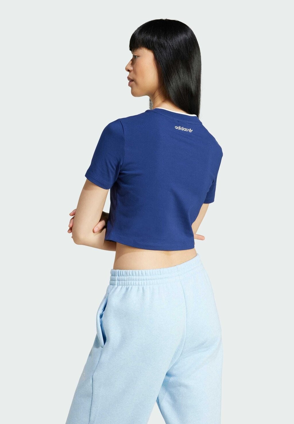 

Принт на футболке GRAPHIC BADGE SLIM 3-STRIPES adidas, темно-синий