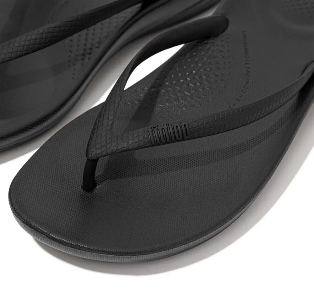 Шлепанцы Fitflop "IQUSHION ERGONOMIC FLIP-FLOPS", каблук-танкетка, летняя обувь, тапочки с мягким носком, черный — фото 2