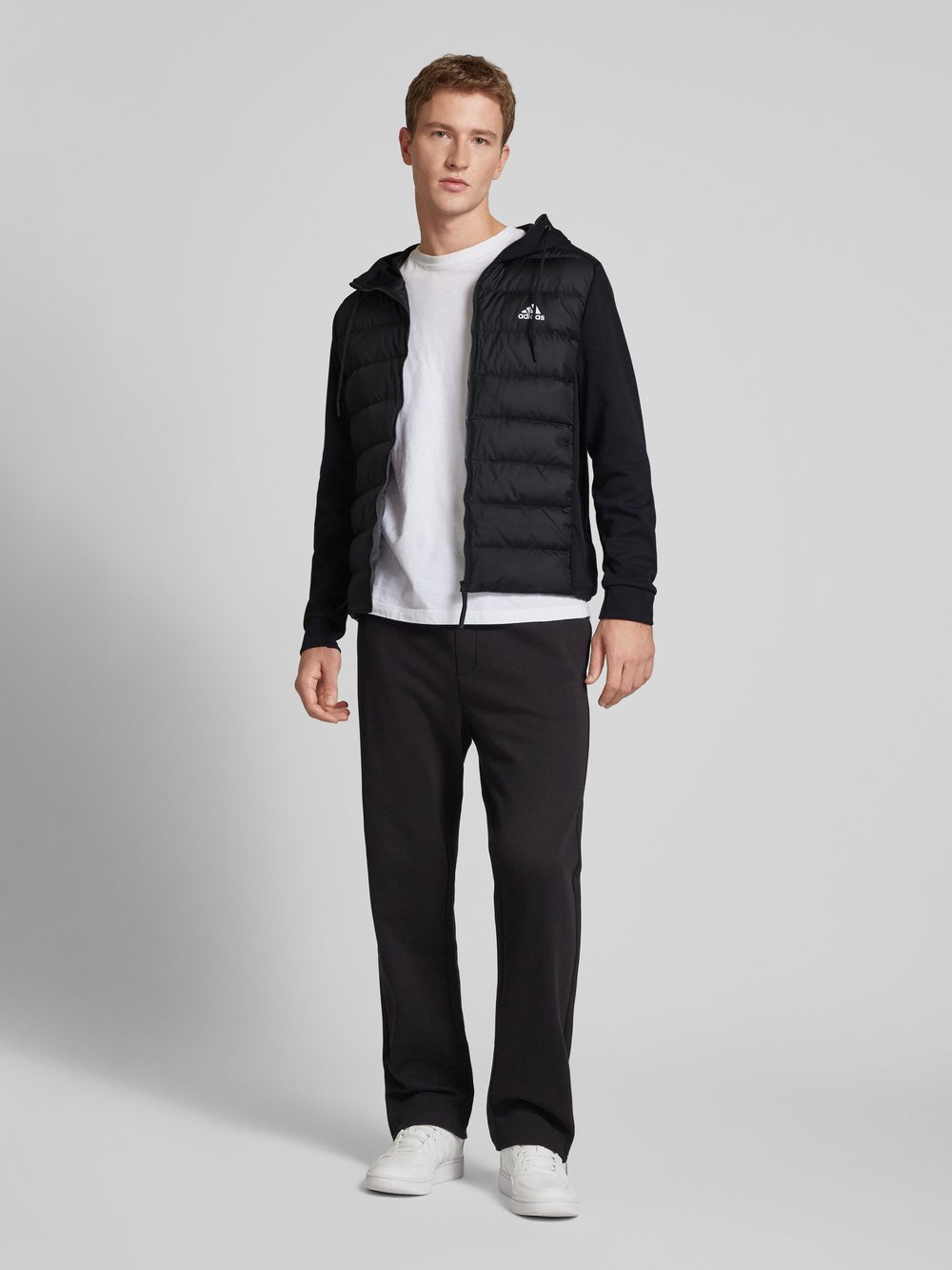 

Стеганая куртка с этикеткой ADIDAS SPORTSWEAR, черный