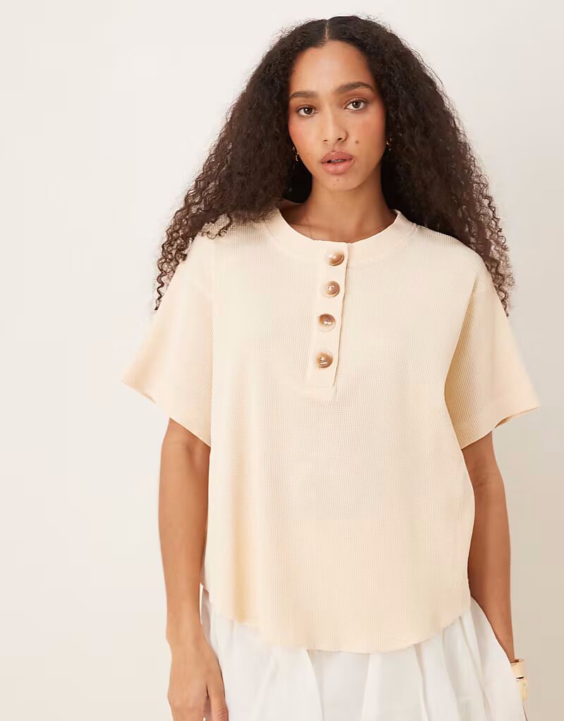 

Топ хенли с короткими рукавами и вафельным узором кремового цвета Asos Design