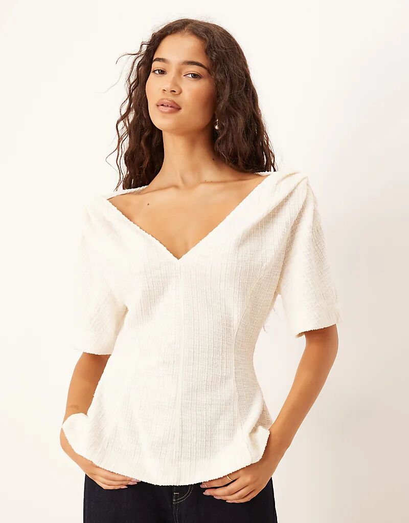 

Футболка ASOS DESIGN с V-образным вырезом и перекрученными плечами, кремового цвета