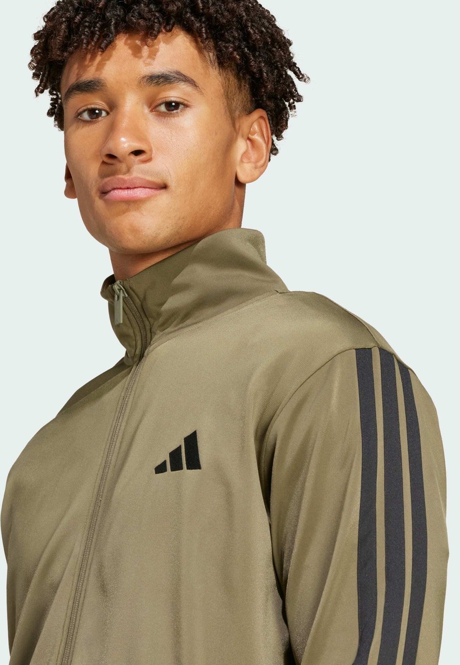 Спортивный костюм Adidas Sportswear M 3S TR TT TS SET, Olive Strata/Olive — фото 3