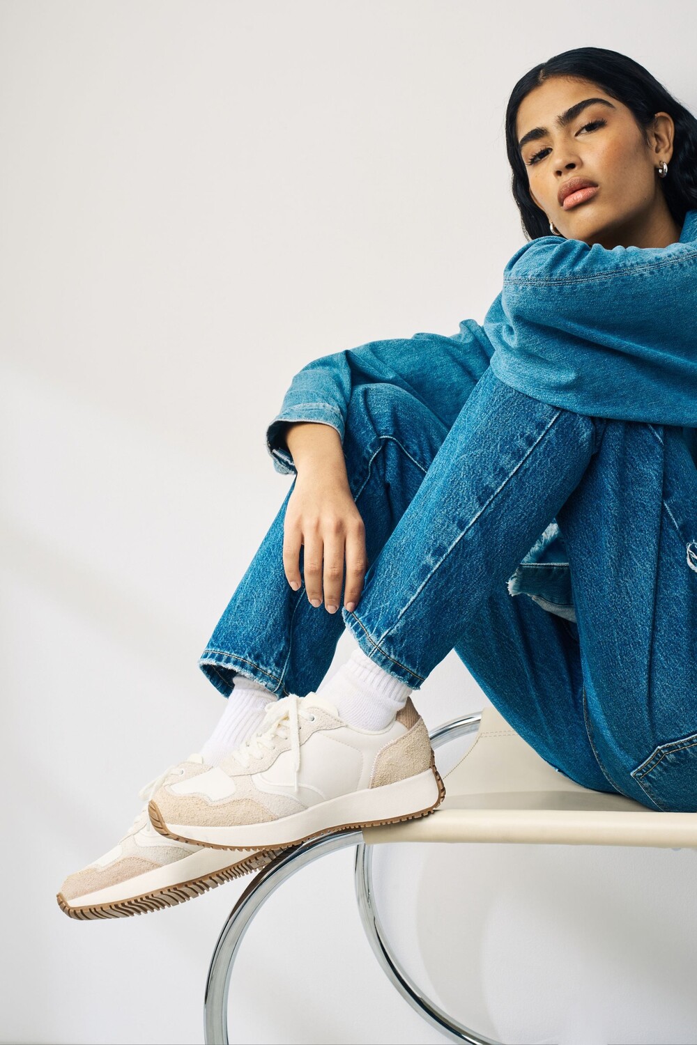 Замшевые спортивные кроссовки Forever Comfort на толстой подошве и декоративной строчкой Next, белый