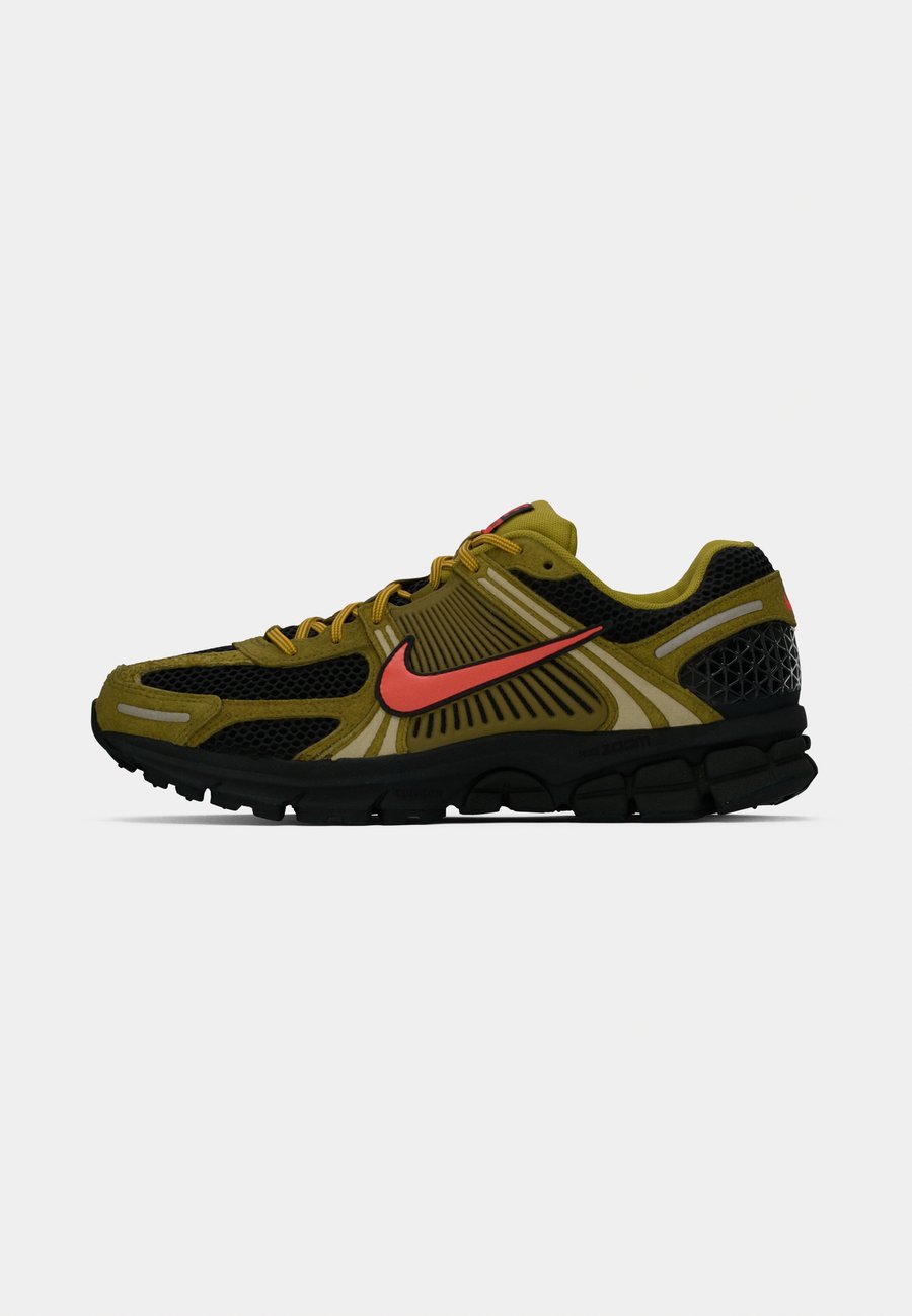 Кроссовки Nike Sportswear ZOOM VOMERO 5 PRM, Olive Flak/Picante Red/Black/Quantum Moss/Fauna Brown/Gold Leaf/Olive — фото 2