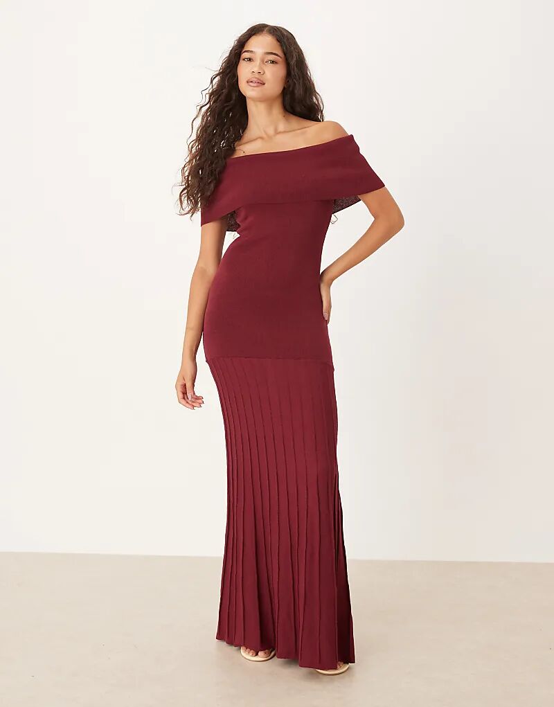 

Платье макси Pretty Lavish с открытыми плечами и плиссированной юбкой в ​​цвете вина