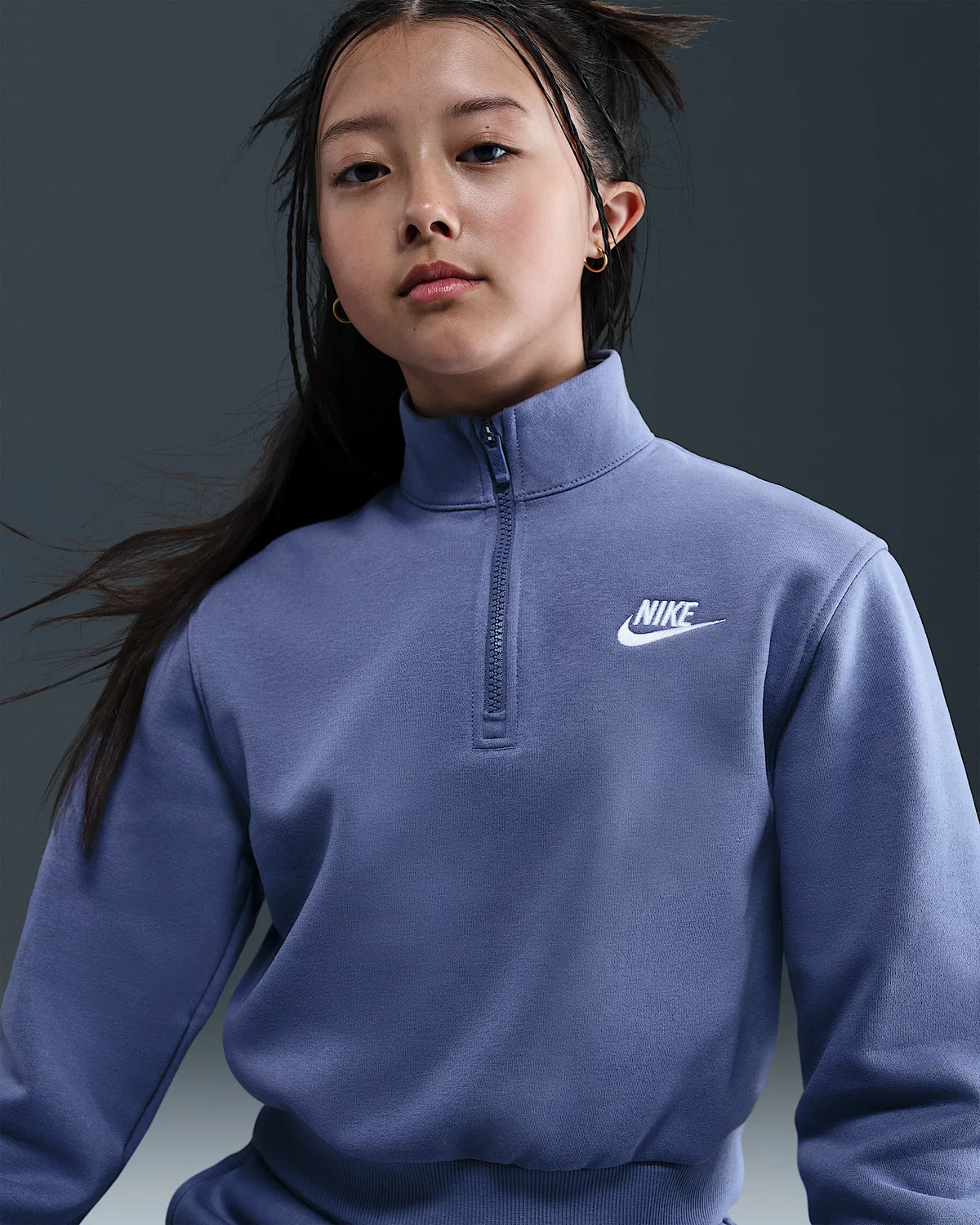 Детская (девочки) длинная футболка Nike Sportswear Club Fleece с полузастежкой-молнией, World Indigo/White — фото 3