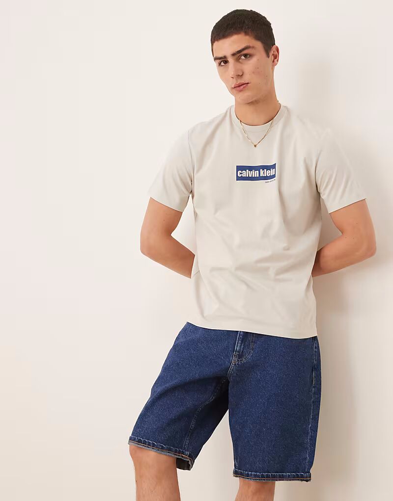 

Футболка с логотипом Calvin Klein Jeans в центре, бежевого цвета