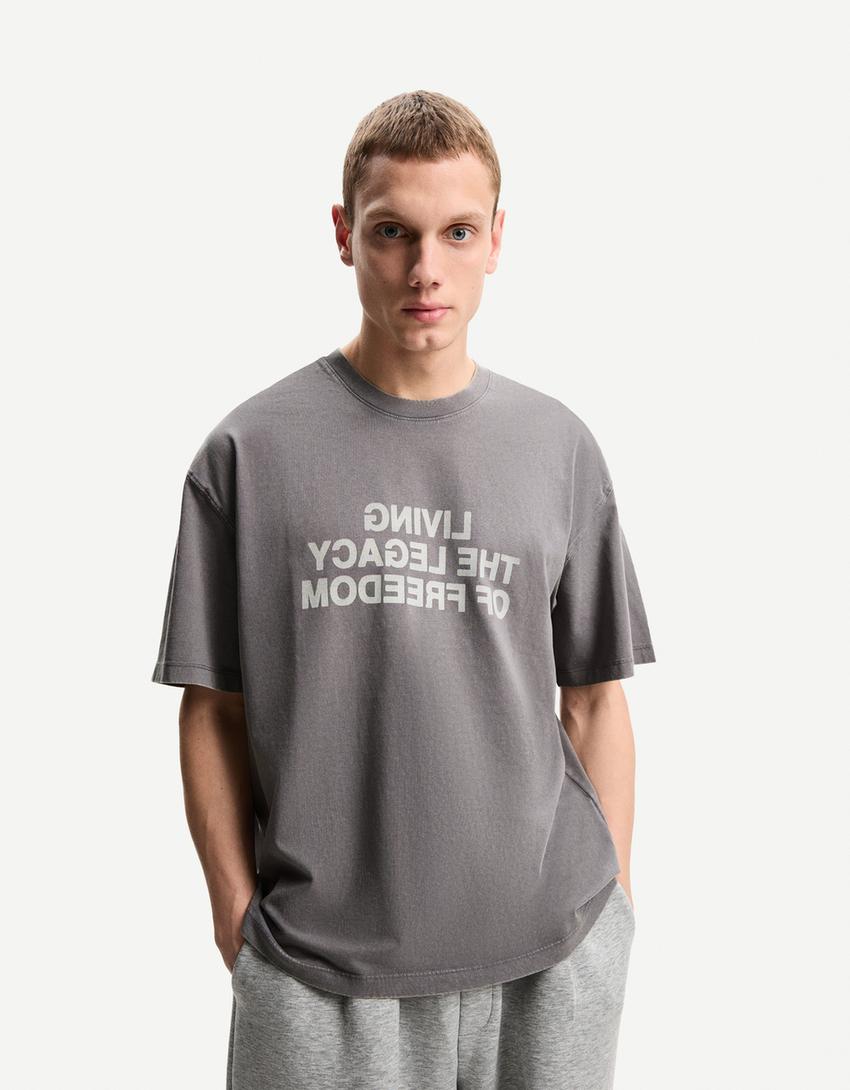

Футболка с коротким рукавом и принтом Bershka, серый