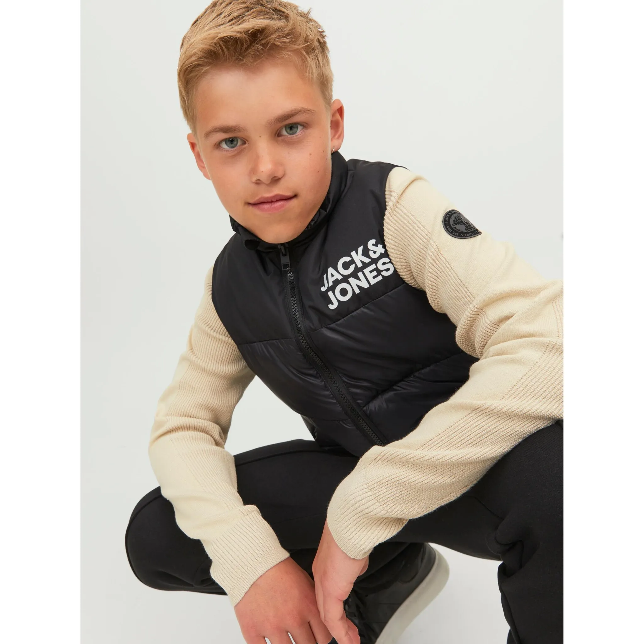 Короткий жилет Jack & Jones Junior «JJETOBY BODYWARMER COLLAR», цвет black print — фото 2