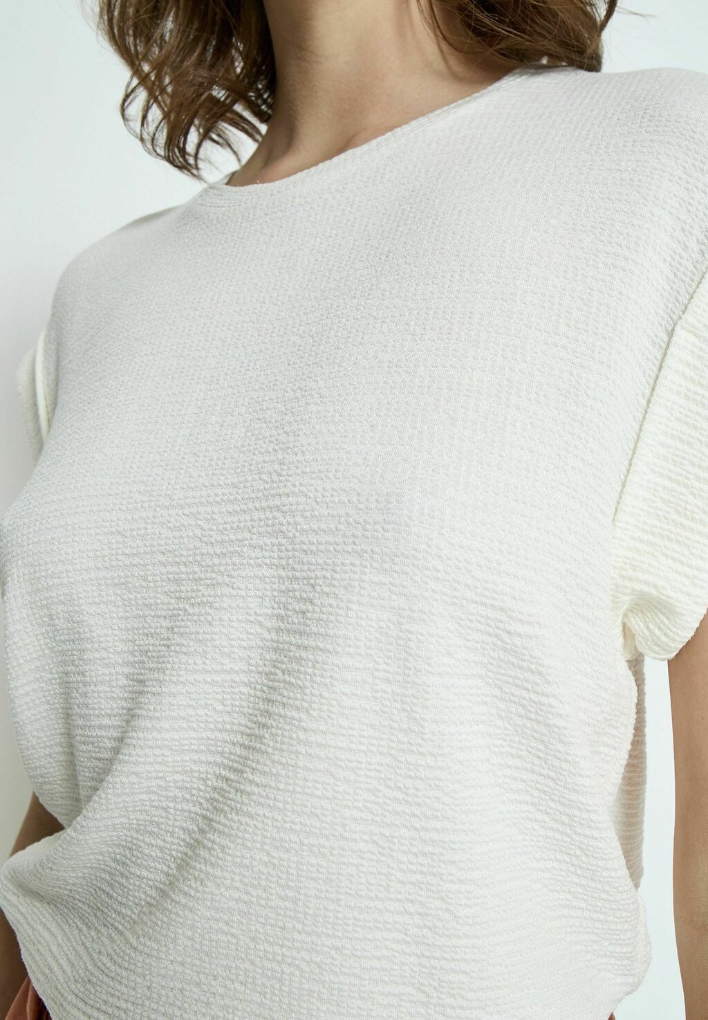 

Базовая футболка AVERLY WIDE CUFF PEPPERCORN, белый