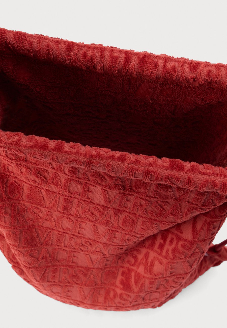 Спортивная сумка Versace GYM CARRIER HEART BAROQUE, Bordeaux — фото 4