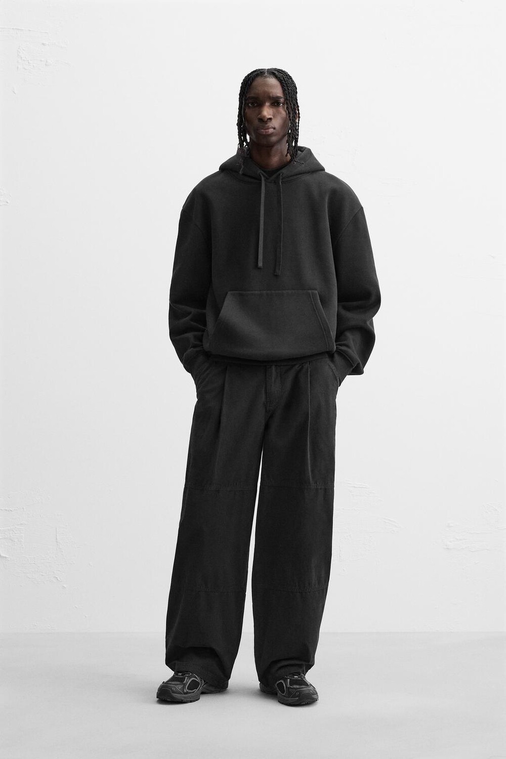 

Свободные брюки со складками ZARA, черный