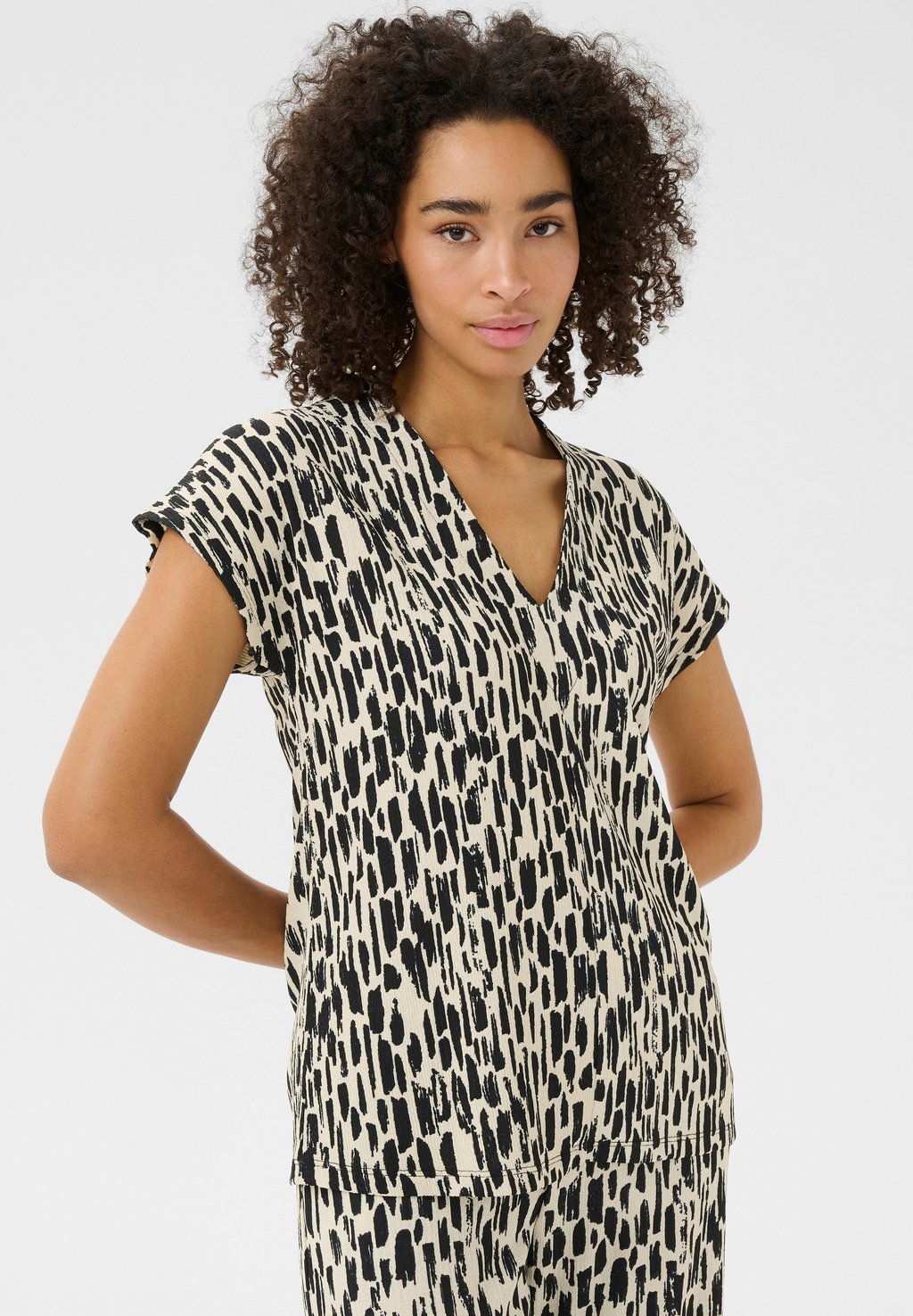 

Футболка с принтом KAANIKA WITH V-NECK Kaffe, бежевый