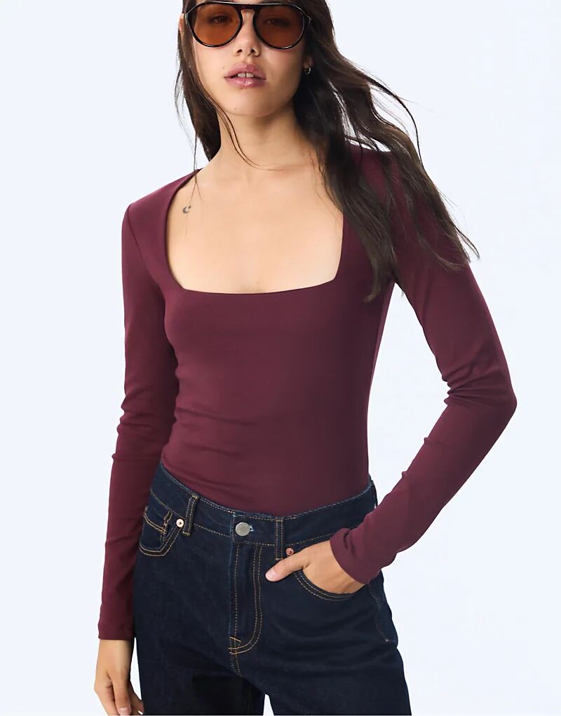 

Футболка Stradivarius Basic с квадратным вырезом фиолетового цвета