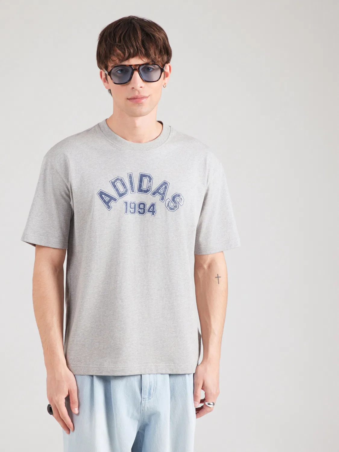 Футболка Adidas Originals светло-серого цвета — фото 2