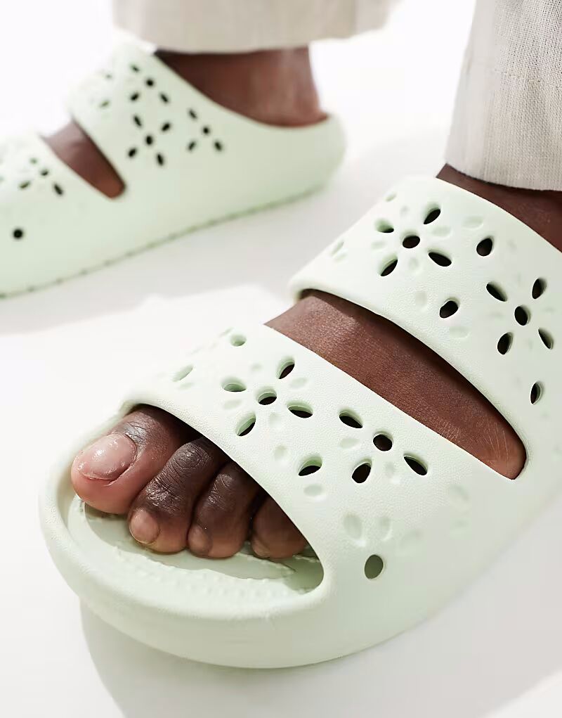 Сандалии Crocs Classic с цветочным узором в нефритовом оттенке — фото 4
