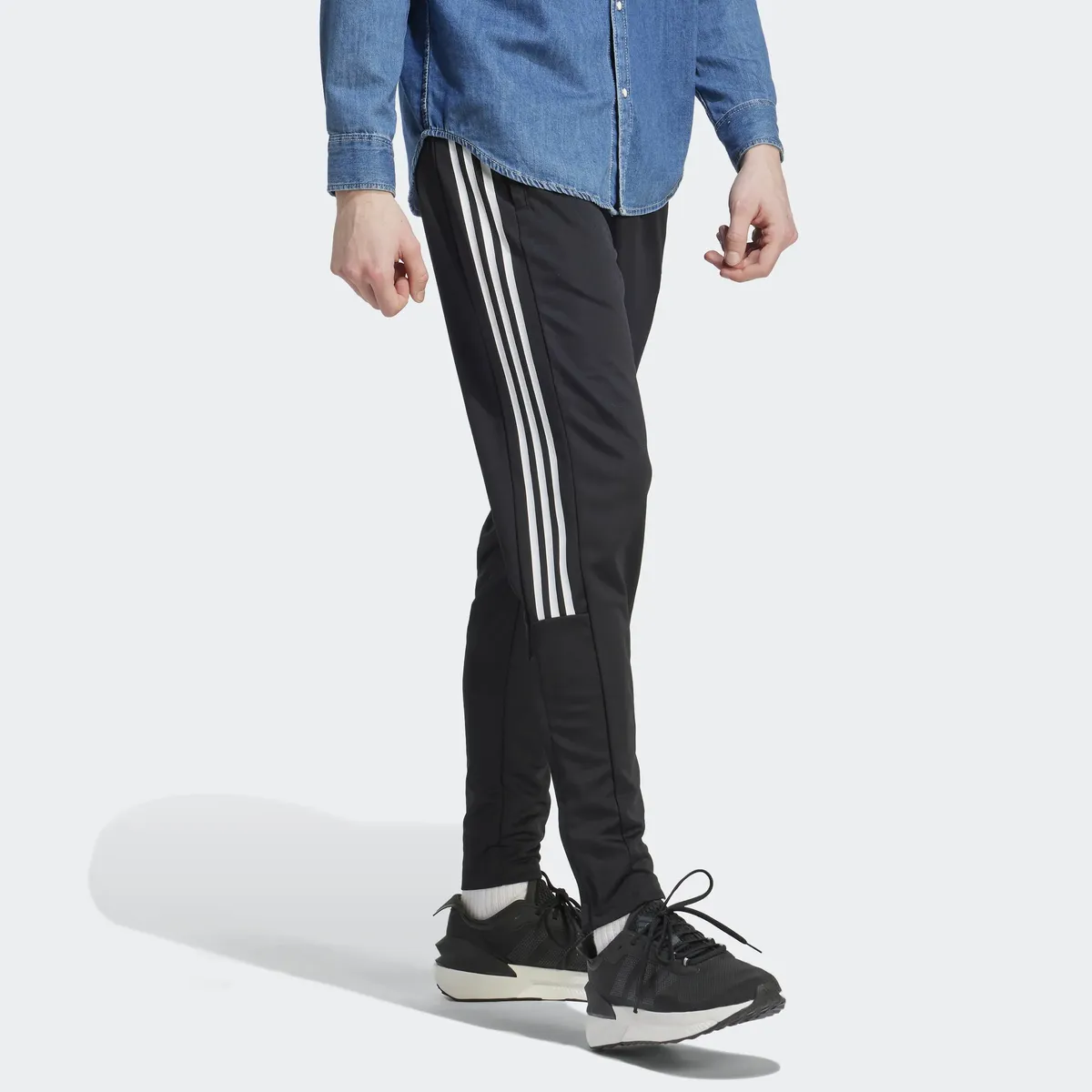 

Спортивные брюки Adidas Sportswear "TIRO WORDMARK PANTS" (1 шт.), белый