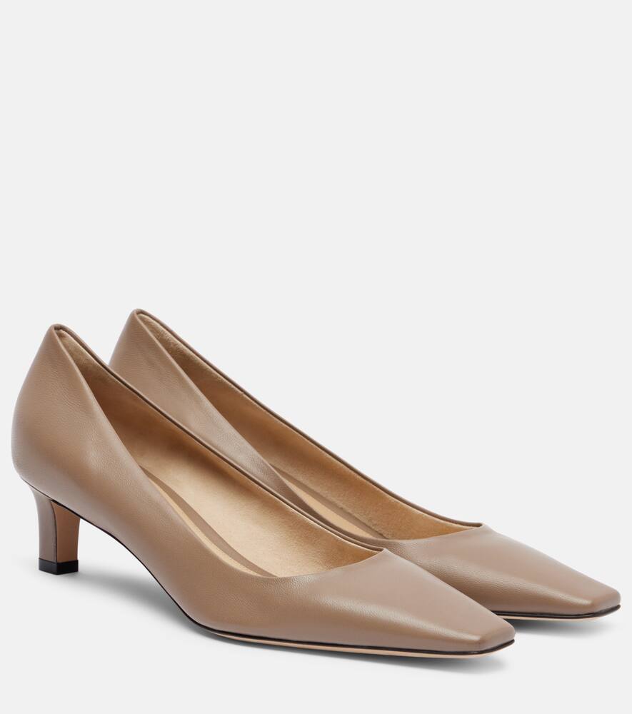 Туфли-лодочки Carla 45 из кожи The Row, Beige Grey